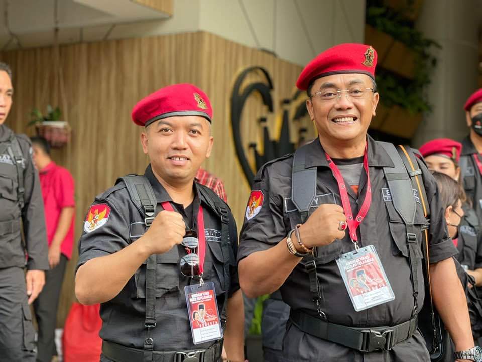 SIGIT K YUNIANTO PAKAI PERANG