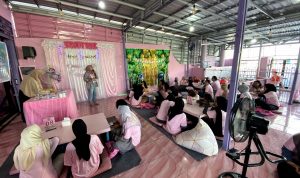 FOTO IST KALTENGKITA/SUKARELAWAN GANJAR/PELATIHAN : Sukarelawan Srikandi Ganjar Kalimantan Tengah (Kalteng) membuat gelang dan cincin manik-manik atau kerajinan tangan.