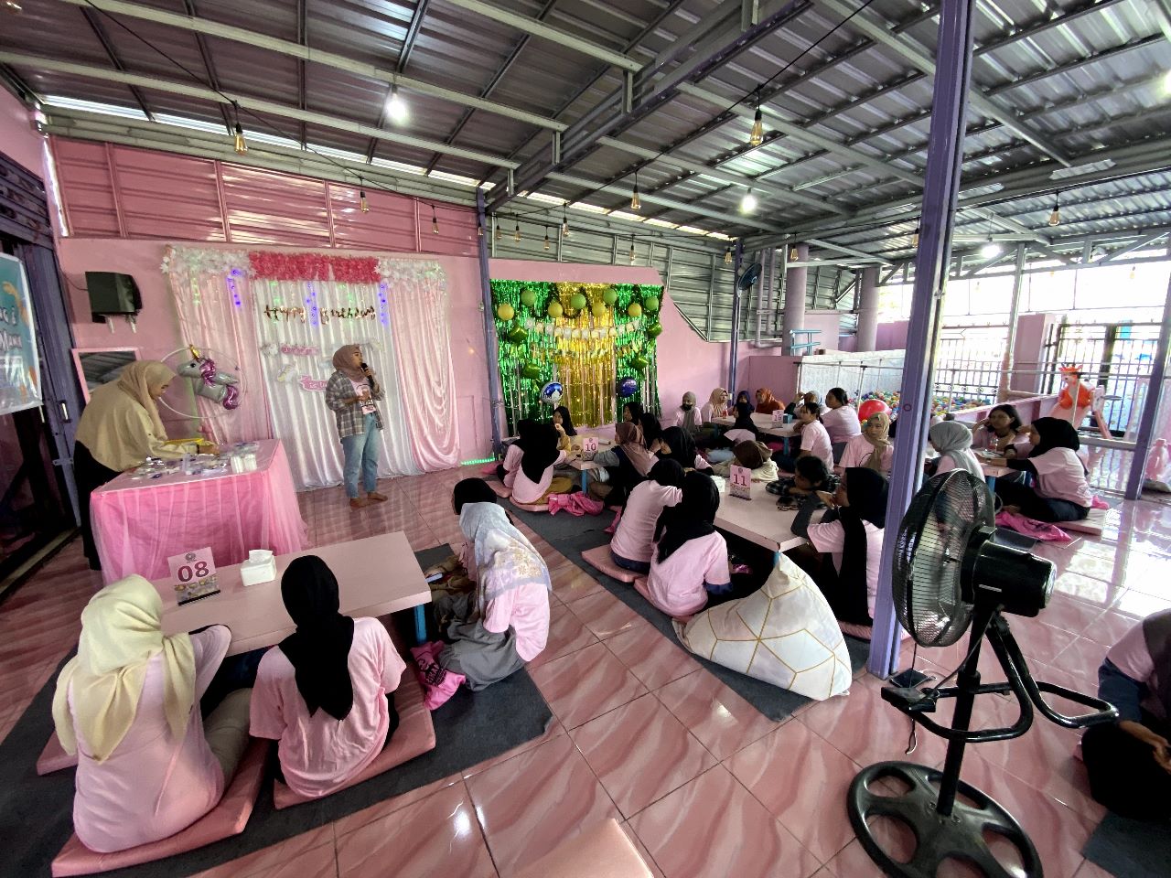 FOTO IST KALTENGKITA/SUKARELAWAN GANJAR/PELATIHAN : Sukarelawan Srikandi Ganjar Kalimantan Tengah (Kalteng) membuat gelang dan cincin manik-manik atau kerajinan tangan.