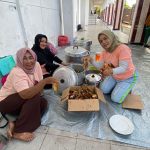 KEPEDULIAN : Mak Ganjar menunjukkan kepeduliannya dengan mendirikan dapur umum untuk meringankan beban warga yang terdampak kebakaran di Kota Palangka Raya.FOTO ISTIMEWA